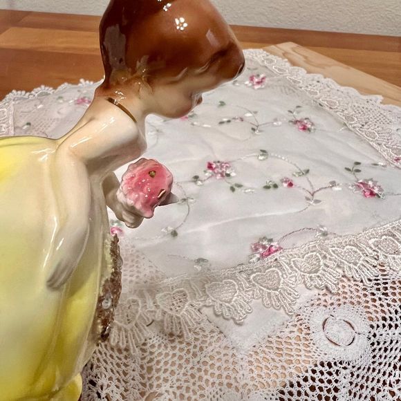 Vintage Lefton s Exclusives Yellow Girl Figurine 610, Ceramic Figurine - Picture 9 of 10